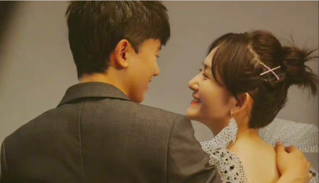 谢娜|谢娜和张杰将在东方卫视春晚合体，穿白色纱裙很端庄，再献唱女儿