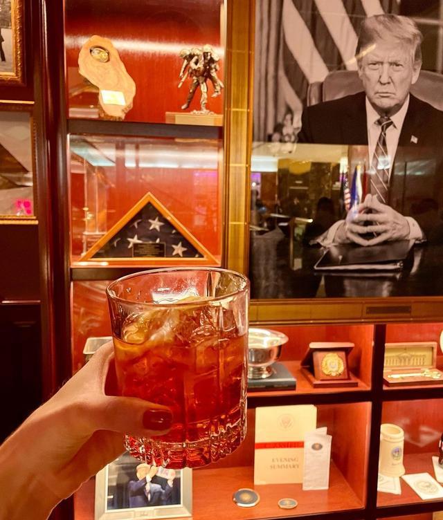 川普大厦里开了家“川普酒吧”?价格奇高装修迷惑,却有人超想去
