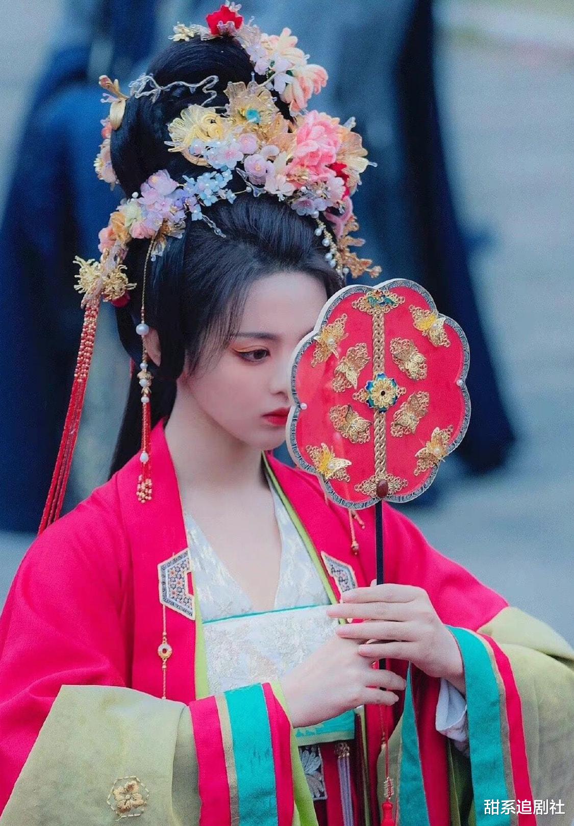 杨超越|杨超越新剧红衣大婚路透,满头鲜花抢镜,三种颜色见品相