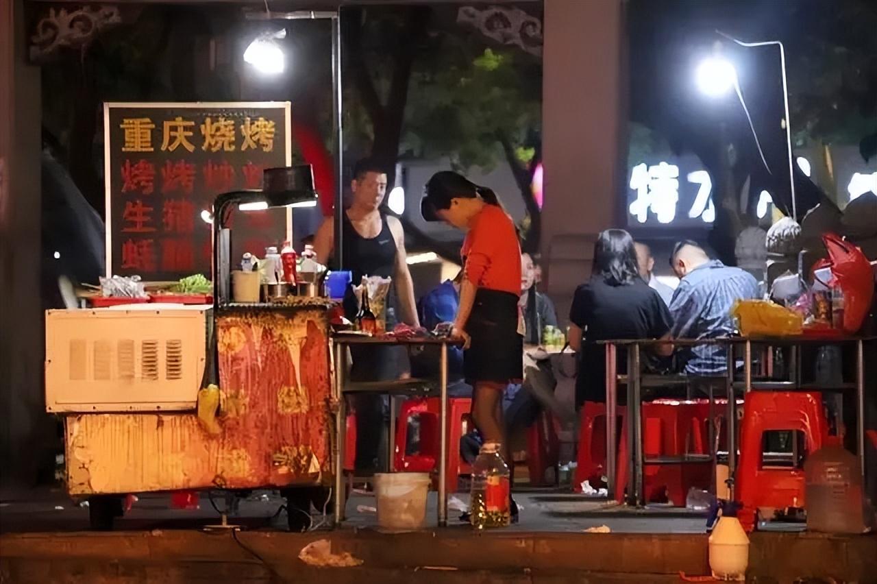 19年警方搜查男女出租房,意外起获百万发霉现金,调查发现大秘密
