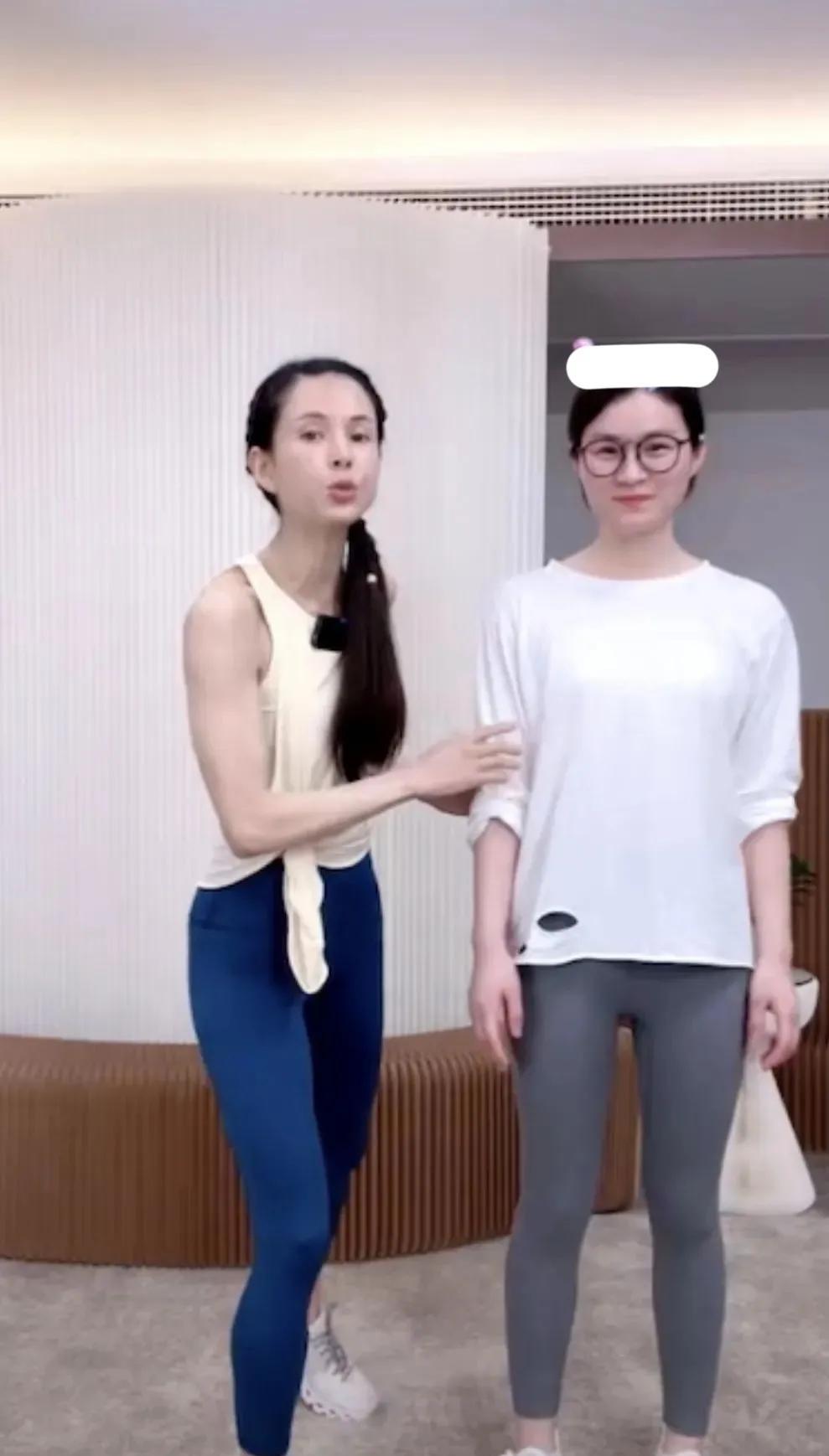 李若彤|逃过了刘畊宏逃不过李若彤,李若彤母亲节直播健身,带妈妈首亮相