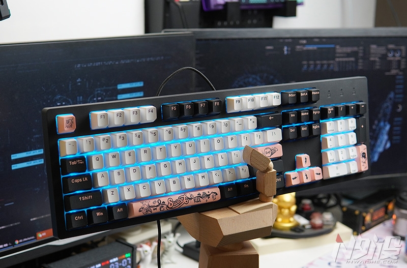 创维集团|搭载新批次天空轴V2 达尔优A104机械键盘简评