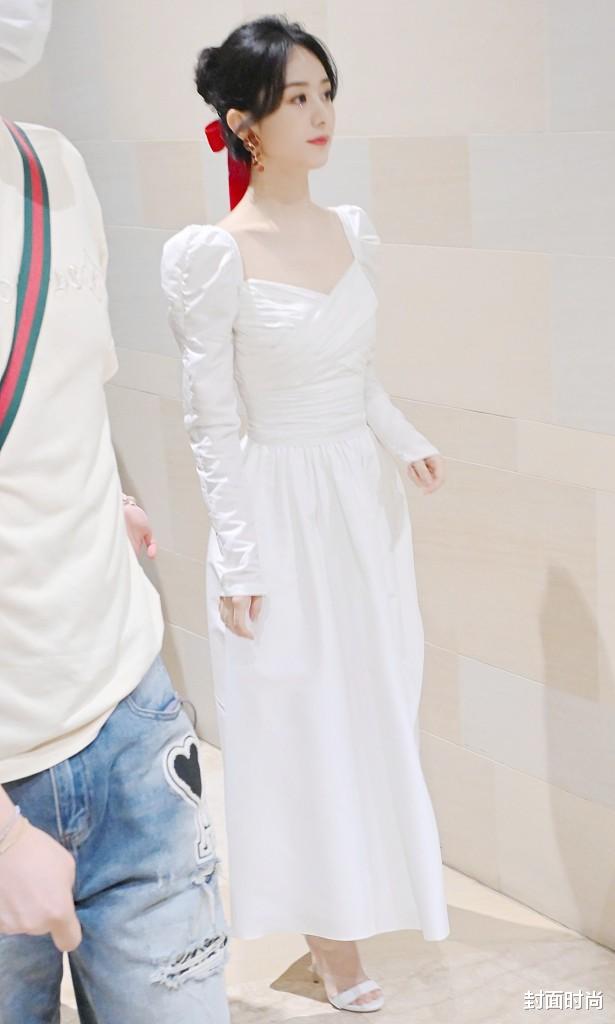 赵丽颖|赵丽颖带火“浅色+发饰”的搭配,看着太甜了,难怪当妈也不老气