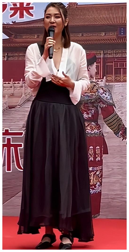 洪欣|50岁洪欣县城走穴赚钱!唱歌跑调被嘲难听,吆喝卖被子脸部太浮肿