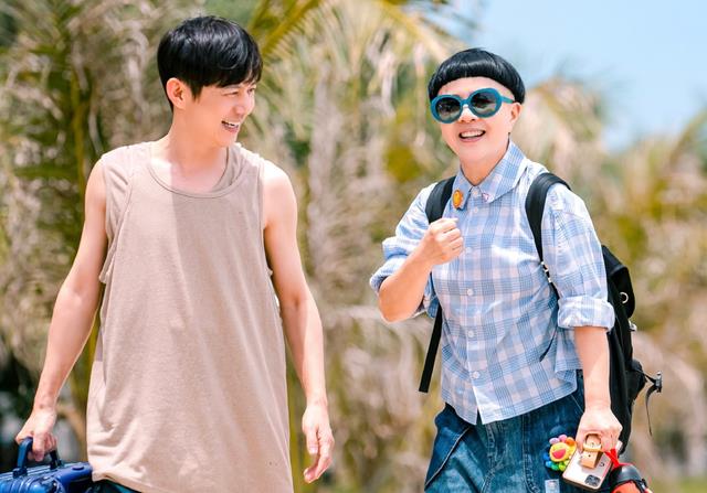 刘纯燕|刘纯燕23岁女儿订婚，帅气“金龟婿”1米95，岳父王宁穿喜庆红衣