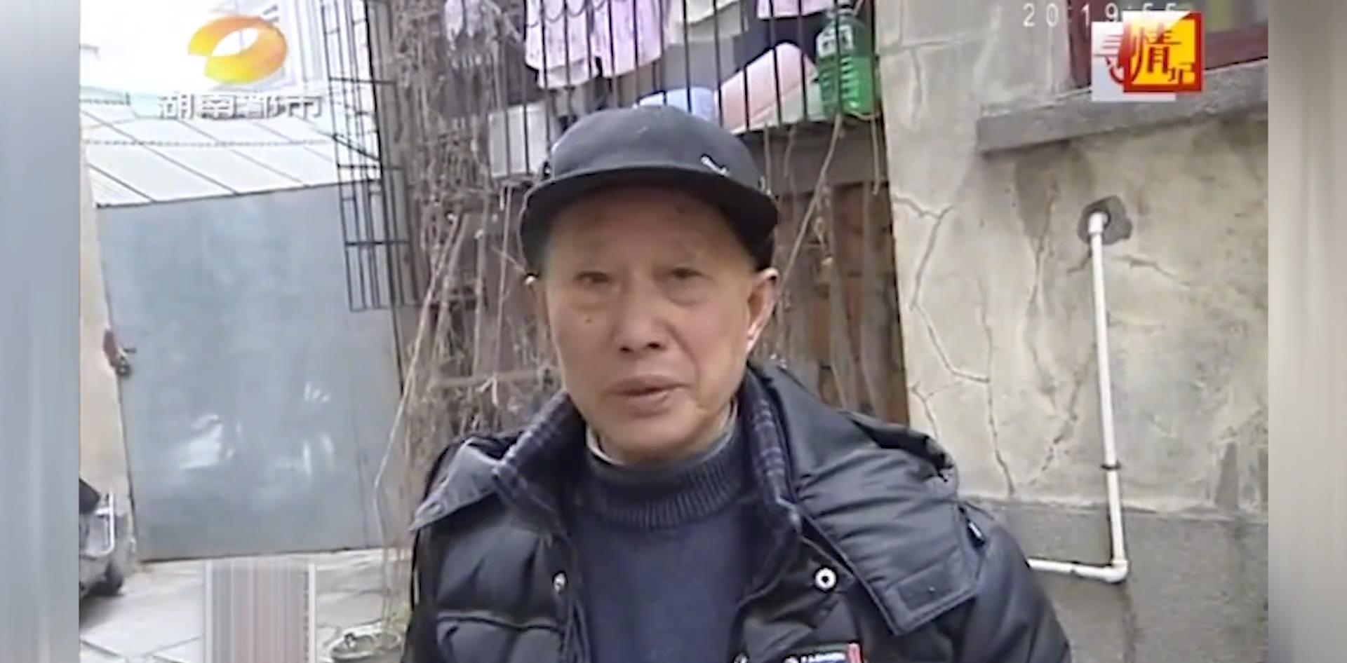 八旬老人再婚遭儿子反对,拿起竹竿打儿子脑袋,儿媳:你不配做人
