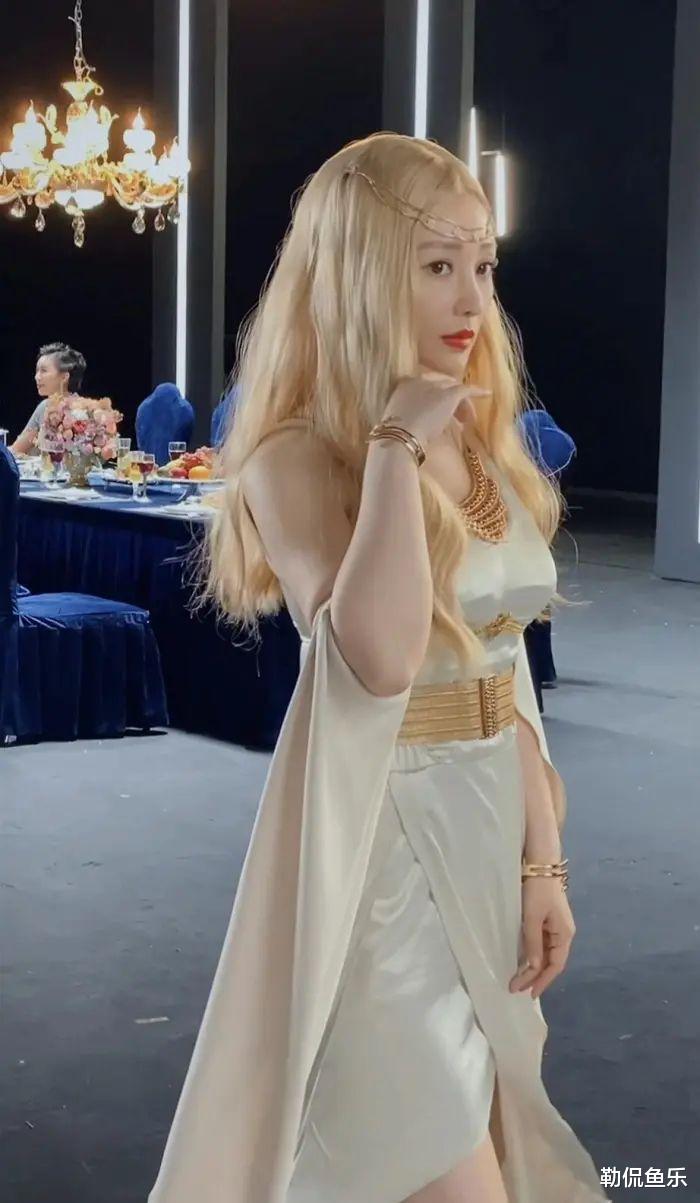 柳岩|40岁刘艳COS雅典娜，金色秀发配上娇艳红唇，性感指数直线上升