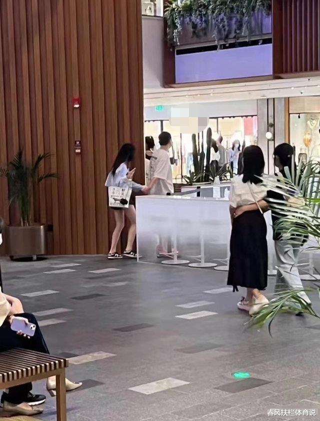 王思聪|王思聪与慎婕牵手逛街亲密十足，女方疑似承认恋情