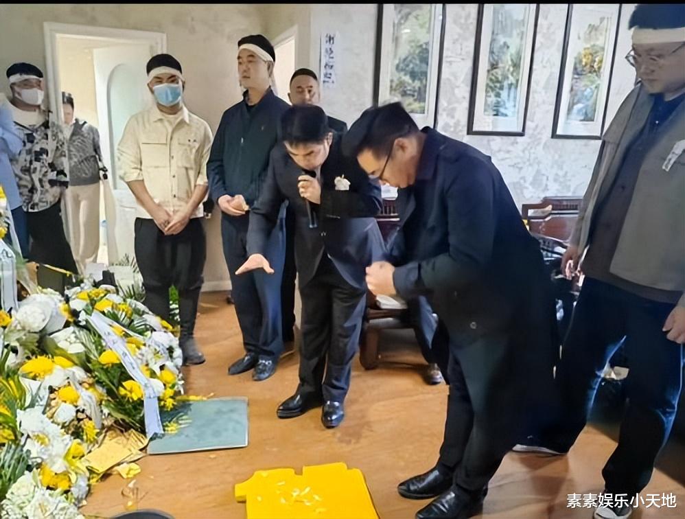 陆树铭告别仪式:悼念厅摆满花圈,孝子捧遗照做最后送别