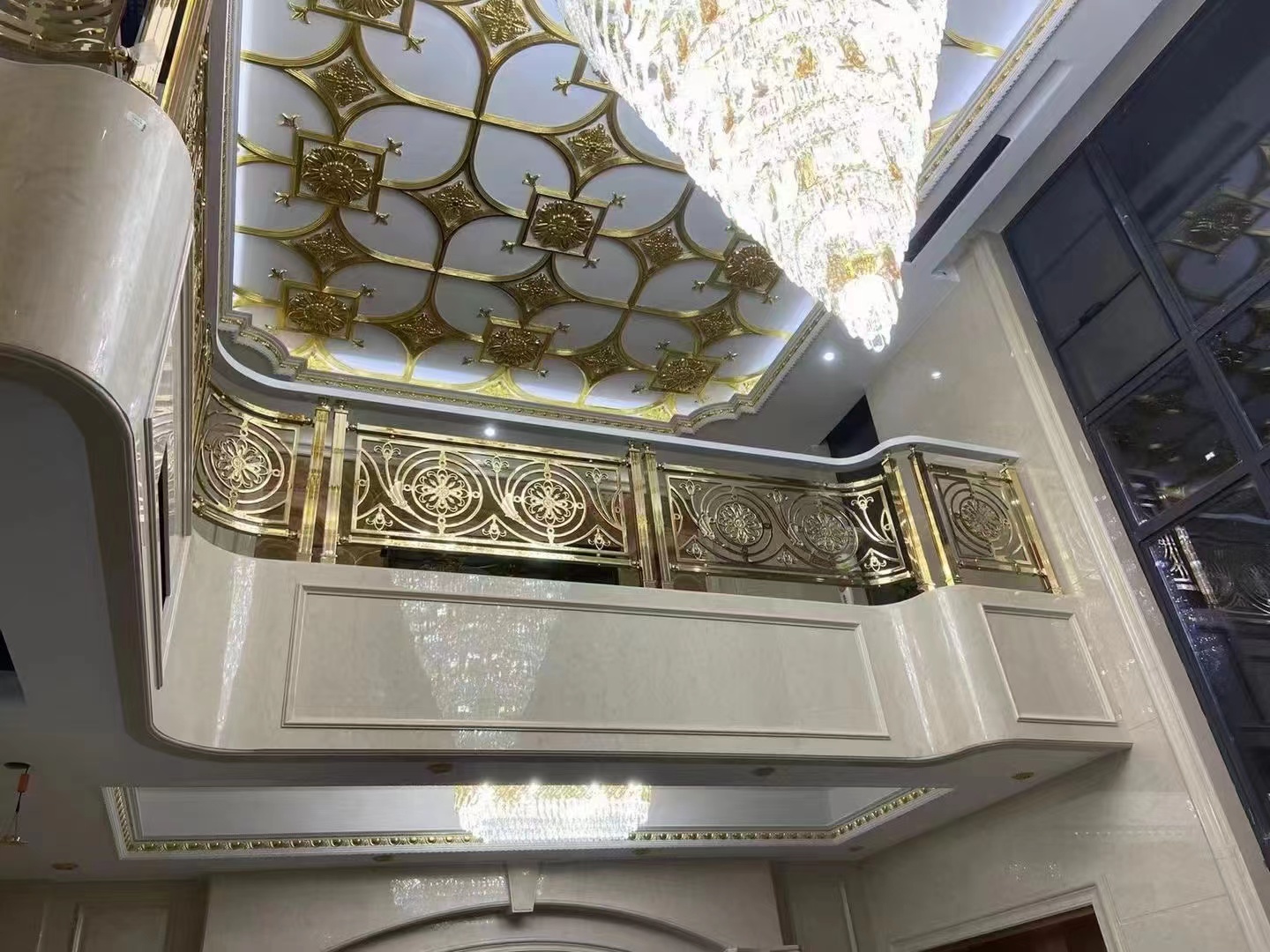 我叔叔家的别墅楼梯护栏好靓 欧式风铝艺雕刻镀金护栏