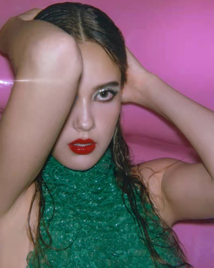 光芒 谷爱凌最新大片曝光!银色眼影配大红唇变欧美辣妹,穿挂脖裙超美