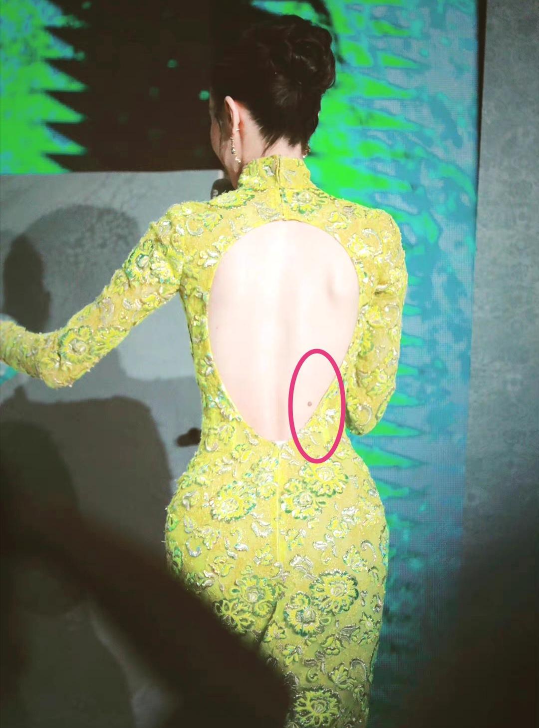 迪丽热巴|“黑痣”太抢眼,摄影师被骂,迪丽热巴金色露背造型上了热搜