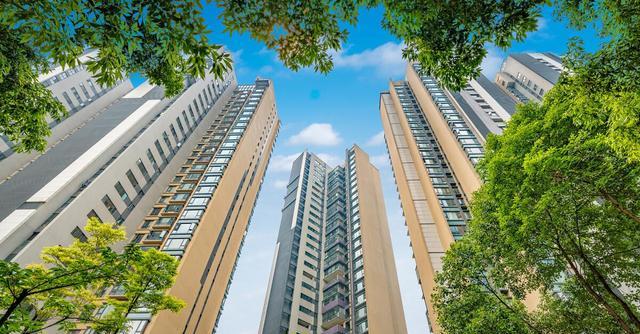 楼市|“因房返贫”现象蔓延，多套房家庭成贫困户，这些人在远离楼市