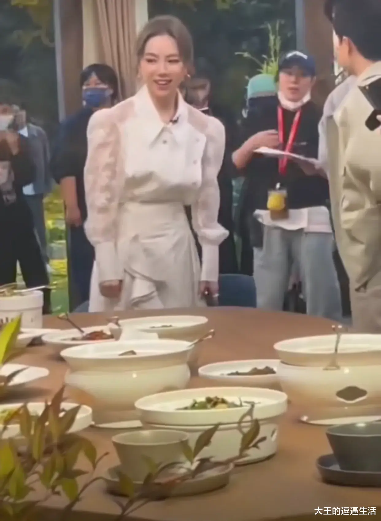 邓紫棋|邓紫棋和周深真能忍！准备开饭了，他俩竟然还在对歌。