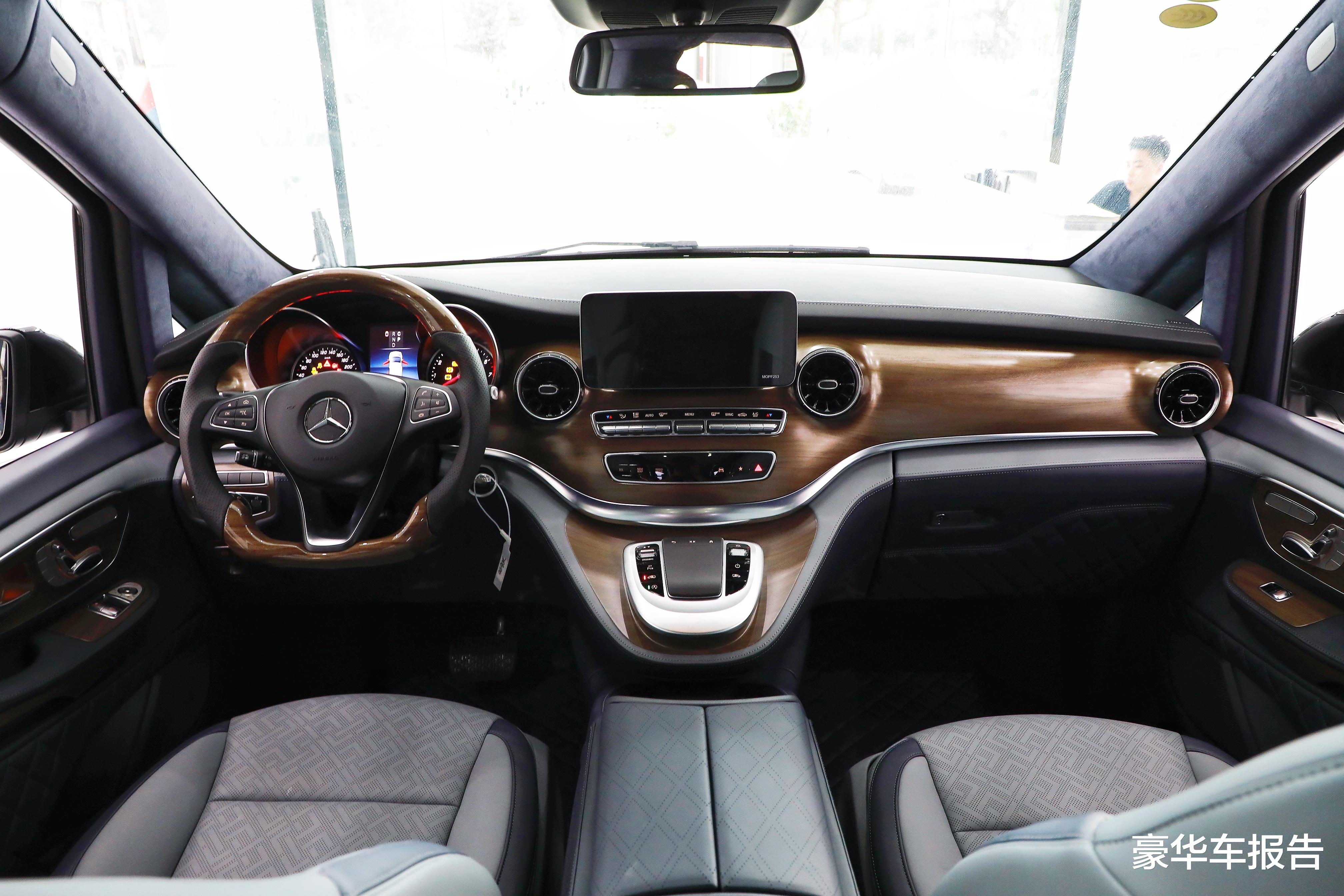 错过等一年！奔驰官方授权7座保姆车，10多万的豪华装修全都送？