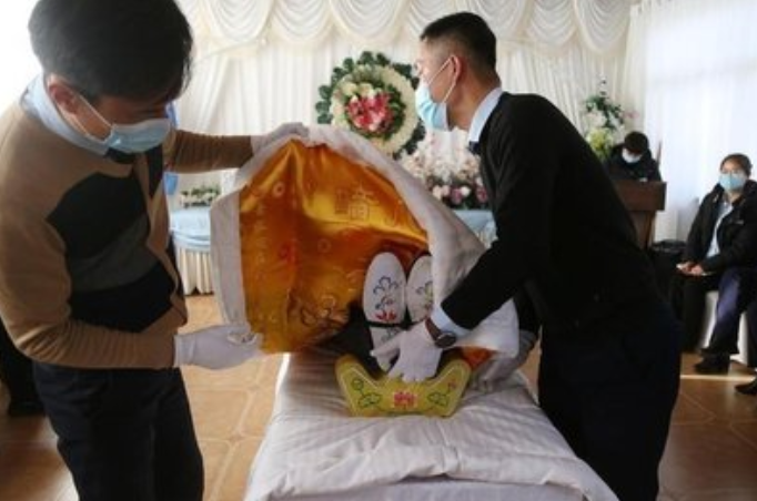 云南一男子自杀,妻子葬礼上哭晕,父亲却悄悄报警,为啥?