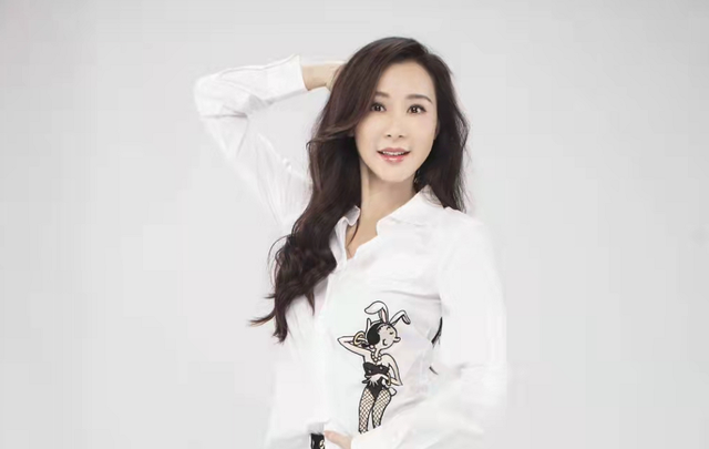 杨幂|54岁萧蔷新恋情!12段情史皆失败,身材火辣,被嘲不看脸就行