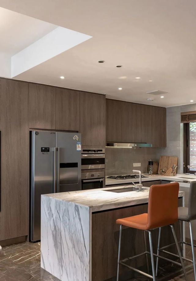 再买房,我一定学她家沙发不靠墙,往前挪0。5米,完工反而实用