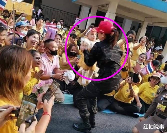 苏提达|苏提达王后心酸时刻：7岁儿子泰王不承认，母爱只能给粉丝孩子