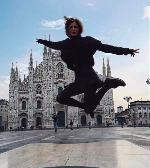 |47岁的她已是两个孙女的奶奶,祖孙合影,比儿媳妇还年轻