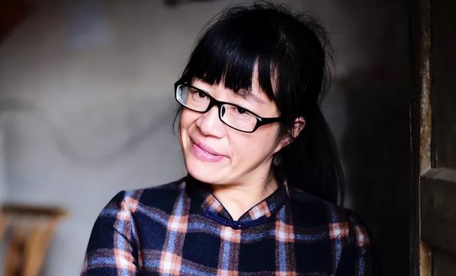 余秀华|拍婚纱照,跟小男友爬山背着走5小时,余秀华浅谈爱情:遇见晚了