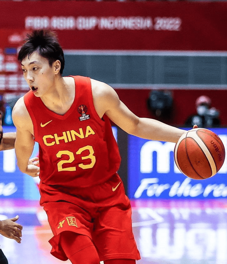 前CBA美女记者侮辱男篮上热搜！称胡明轩改年龄