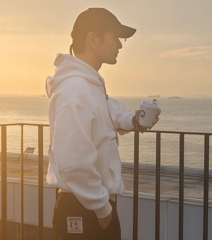 黄晓明|黄晓明看夕阳被偶遇，侧颜状态被赞帅气，海边搭帐篷好惬意