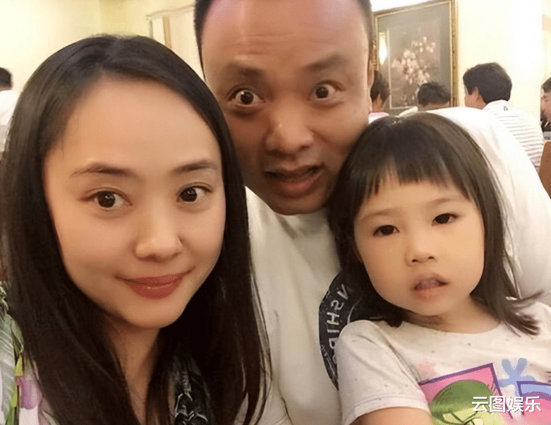 刘园园|沙桐小12岁二婚妻子带娃出游！皮肤白皙似少女，11岁女儿可爱像爸