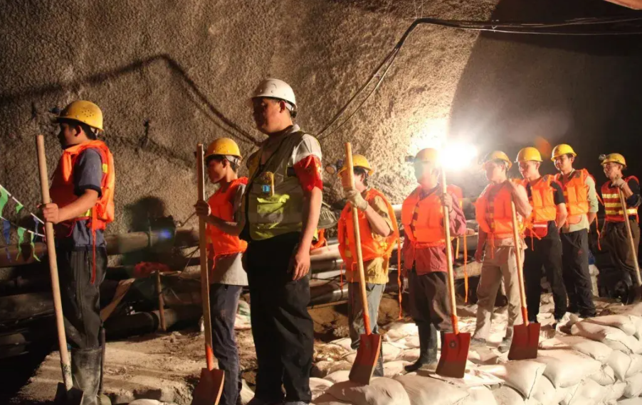 西装|2022年铁路局春招开始,最高工资8000元,三类毕业生更容易进入