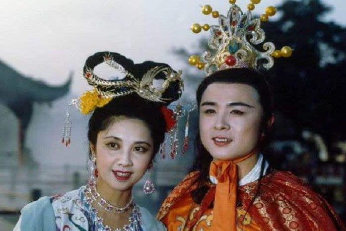 春晚|电话点歌,神仙打架,节目表演到一半去敲钟,曾经的春晚有多会玩