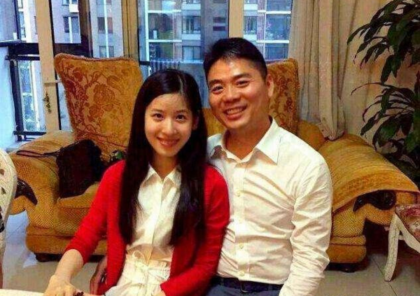 章泽天|比刘强东只大5岁的丈母娘长啥样？当看到照片后，我自闭了