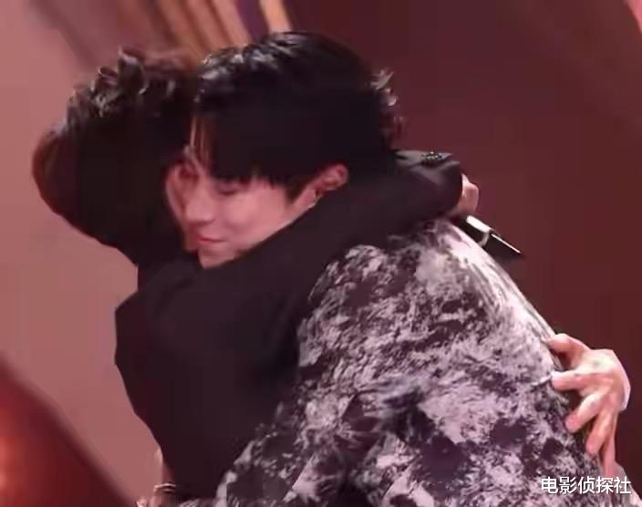 何炅|何炅爸爸被曝离世！知情人士透露：12月31日早上才刚出殡