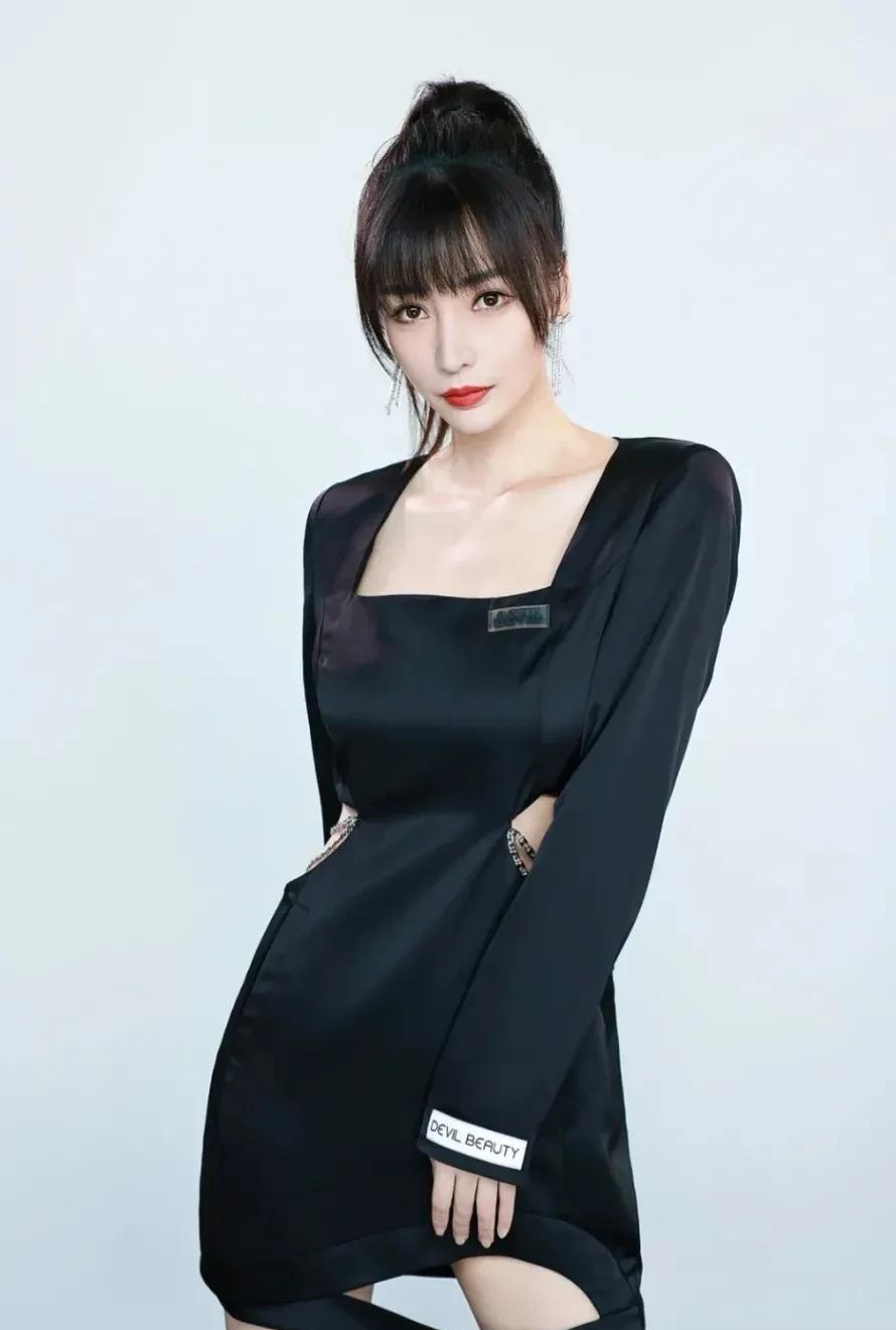 柳岩|柳岩这件衣服好好看哦，显得姐姐的腰更加的细了