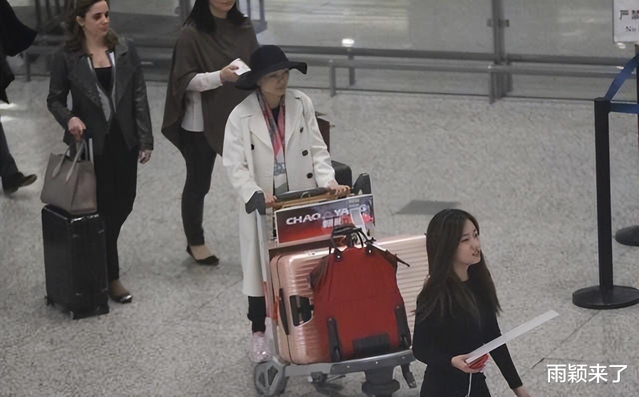 张艺谋|张艺谋小娇妻真会打扮!穿白色大衣优雅大气,戴宽檐帽像法国贵妇