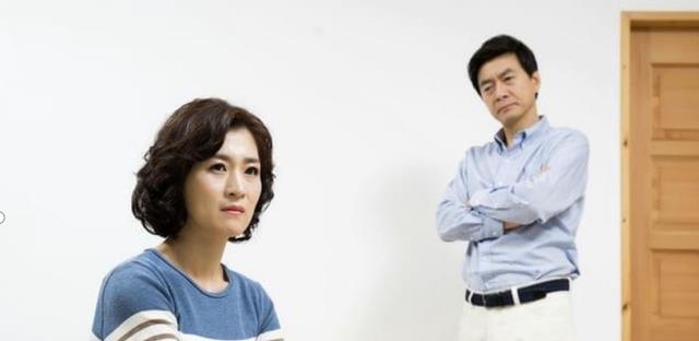 半路夫妻搭伙十年终离婚纪实,男子:给别人养大儿子,老了被抛弃
