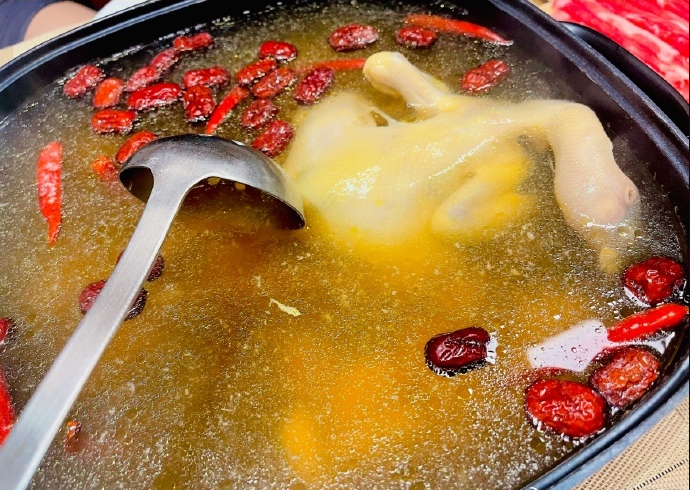 孙雨|By2孙雨疑似恋情曝光，湖边野营手捧玫瑰爱心，和男友共享野餐？