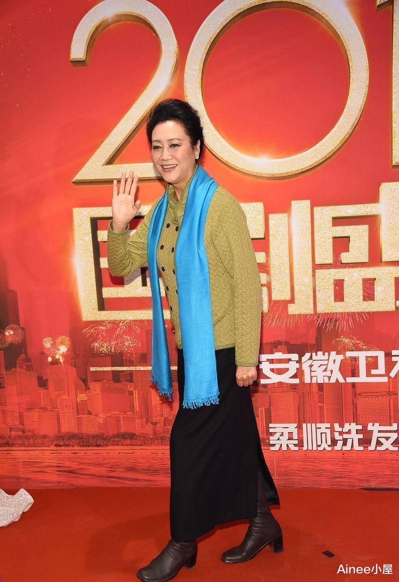 车晓|终于知道车晓为啥那么美了，妈妈穿套装贵气大方，看得出原来多美