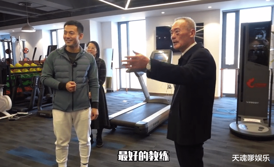 运动 600斤胖猴仔现身健身房，被4个大汉抬上床，腿青紫长出“鱼鳞斑”