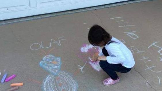 白墙脏了别用水擦！学会“这”招，自己在家处理，轻松搞定不留痕