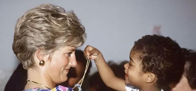 查尔斯王子|戴安娜那么笨，为什么人气远远高过睿智的王妃？人气高靠什么？