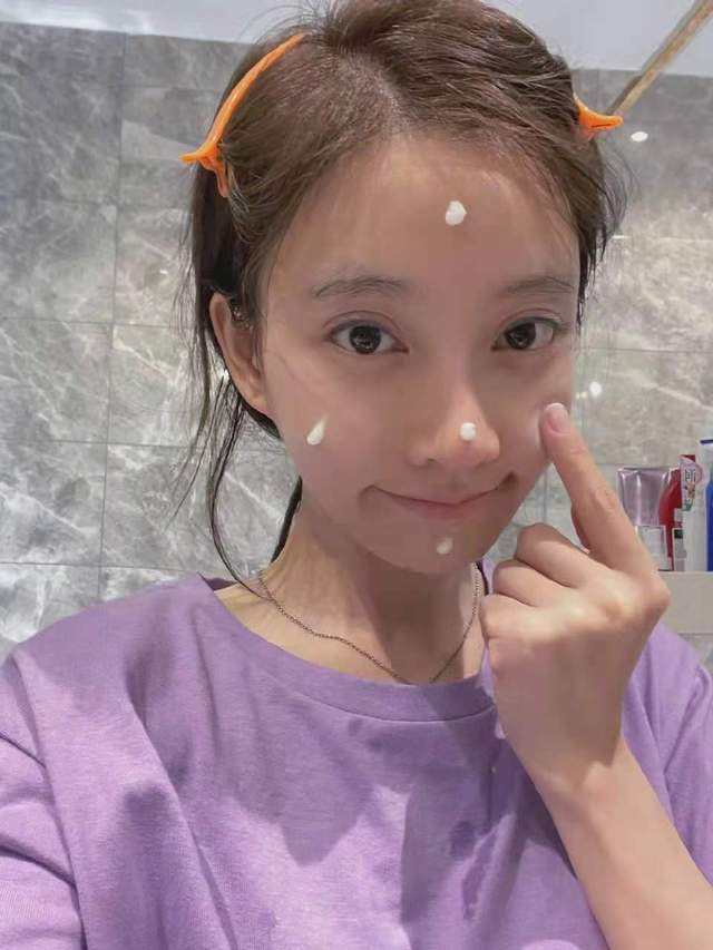 冯提莫|冯提莫淡妆素裹现身机场，眉眼清淡惹人喜欢，粉丝发现特殊技能