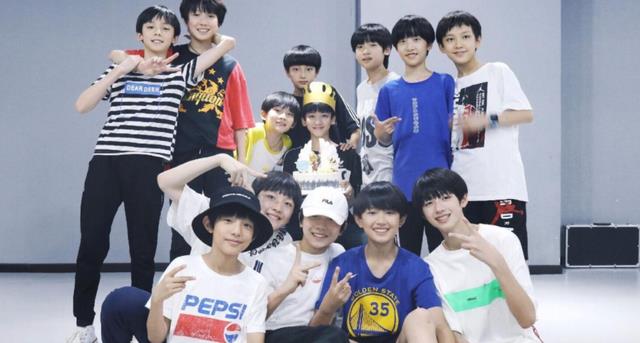 tf家族|TF家族四代练习生首次路演!时代峰峻造星太急,刚路演直播被封了