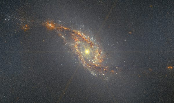 韦伯望远镜发布新图 揭大棒螺旋星系迷人景象