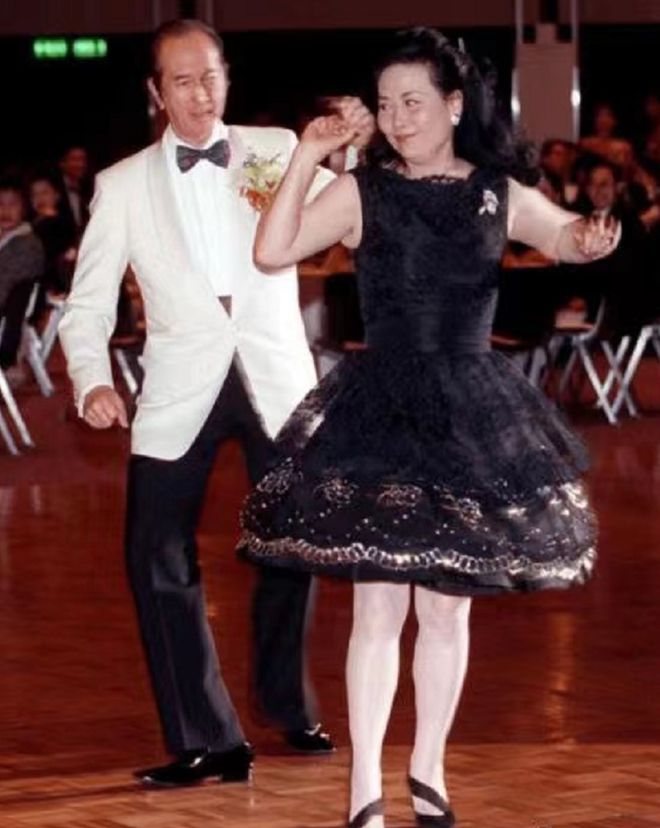 赌王|赌王二太去世，三四房子女忙露营庆生，何超仪曾讽刺其母小三小四