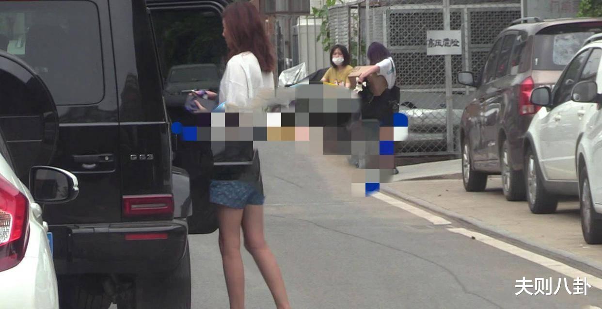 王宝强|王宝强女友开大G现身，素颜状态超差，又是宿醉的一晚？