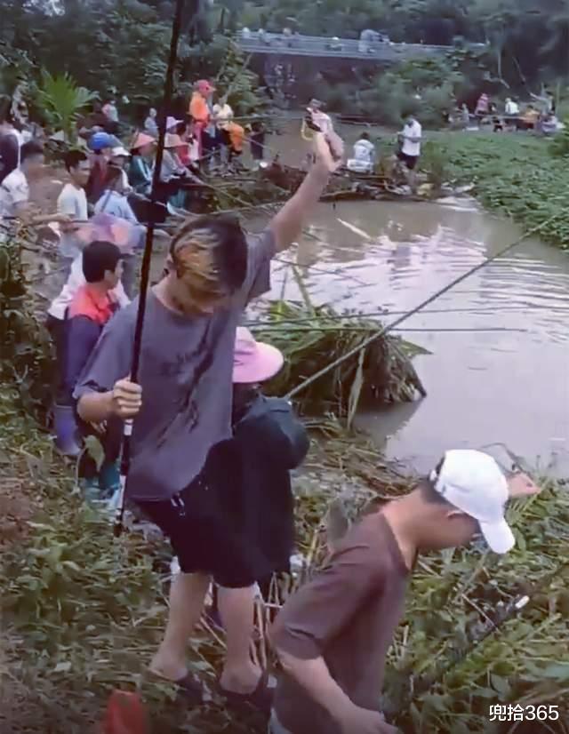 钓鱼|大雨后小河沟成天然黑坑，成百上千的人前来钓鱼，网友：太疯狂了