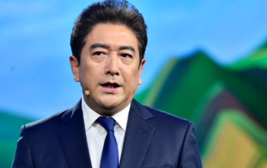 水均益|央视主持水均益澳洲坐游艇！变矮小挺肚腩快认不出，二婚老婆疑在