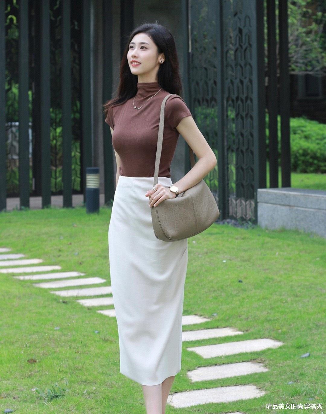 穿衣搭配|秋天的职场装怎么穿?短袖T恤搭配灰黑色西裤,小个子女生也能穿