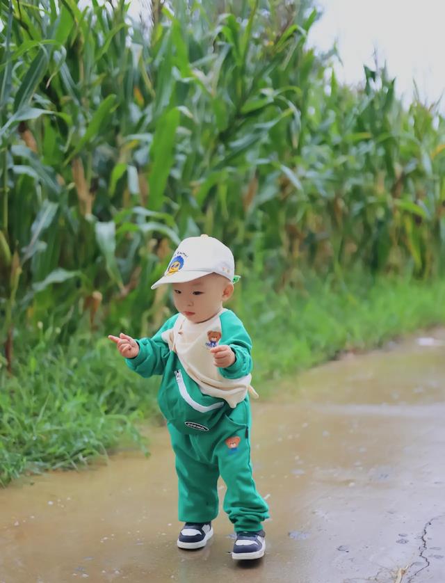 奇奇|田爸晒三娃玩闹日常，奇奇被悦悦连番打击，小表情藏不住了