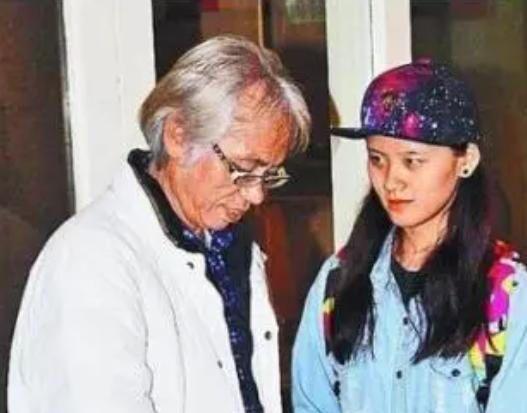 女孩|爷孙恋现状:女孩挺着肚子,陪在拄拐杖的老头身边,经济逐渐紧张